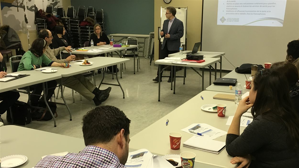 Une dizaine de participants assistent aux consultations du Réseau du mieux-être francophone du Nord de l'Ontario à Sudbury. Une dizaine de participants assistent aux consultations du Réseau du mieux-être francophone du Nord de l'Ontario à Sudbury.