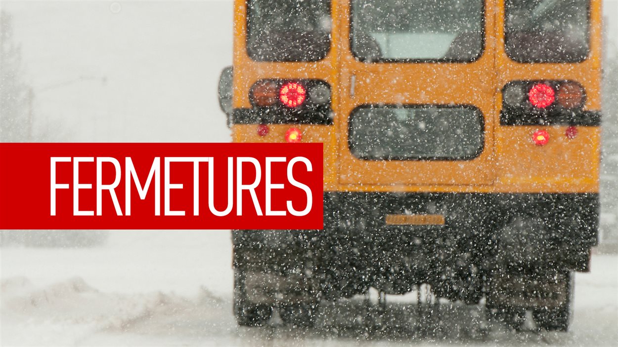 Fermetures des routes et des écoles au Manitoba Fermetures des routes et des écoles au Manitoba