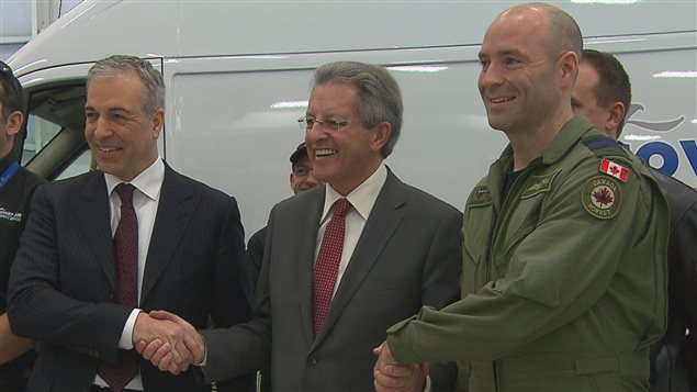 Dans l'ordre habituel : Didier Toussaint, président du Groupe services gouvernementaux de Discovery Air, le maire de Saguenay, Jean Tremblay, et le commandant de la base de Bagotville, Darcy Molstad Dans l'ordre habituel : Didier Toussaint, président du Groupe services gouvernementaux de Discovery Air, le maire de Saguenay, Jean Tremblay, et le commandant de la base de Bagotville, Darcy Molstad