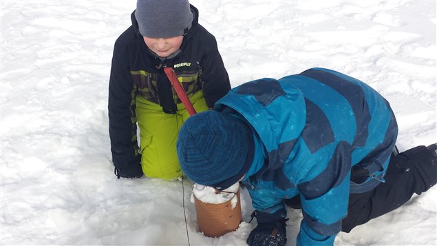 Deux élèves de l'école Chanoine-Delisle surveillent la brimbale qui a été installée sur le lac Lemoine, près du camping Sagittaire de Val-d'Or Deux élèves de l'école Chanoine-Delisle surveillent la brimbale qui a été installée sur le lac Lemoine, près du camping Sagittaire de Val-d'Or