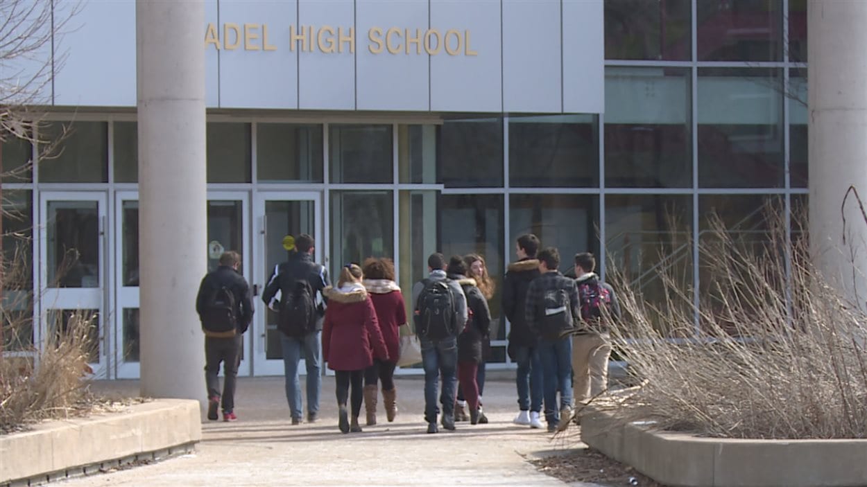 Le nombre d'élèves qui veulent leur diplôme d'études en langue française augmente. Le nombre d'élèves qui veulent leur diplôme d'études en langue française augmente.