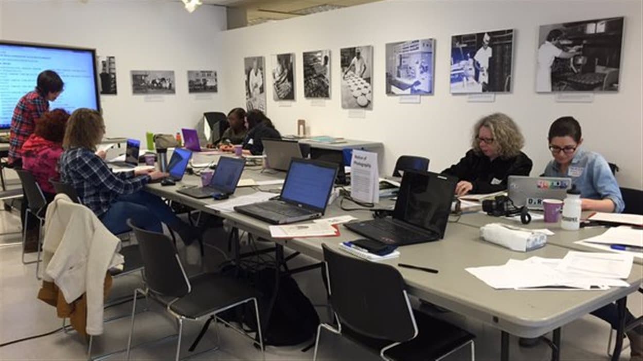 Des femmes participent à une journée contributive de Wikipédia à Saskatoon Des femmes participent à une journée contributive de Wikipédia à Saskatoon