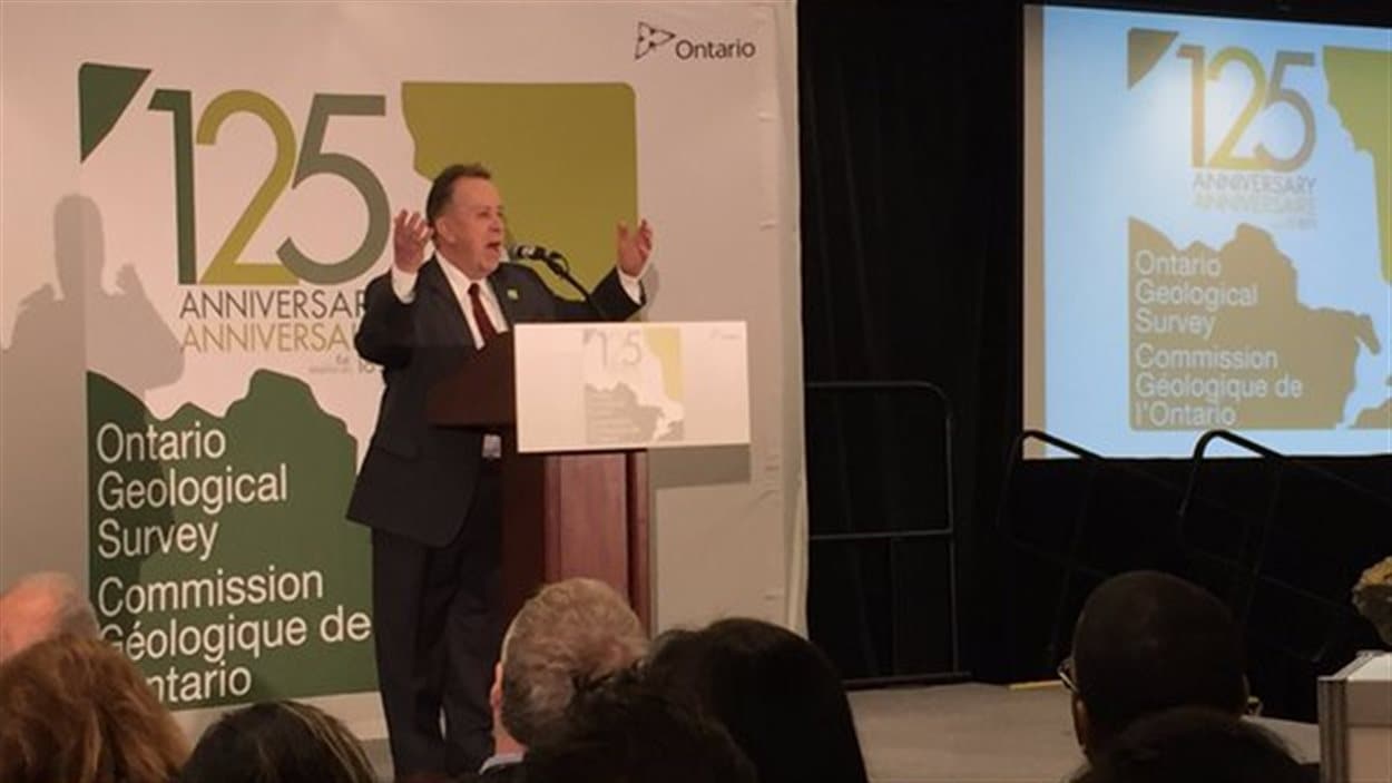 Le ministre du Développement du Nord, des mines et des forêts, Michael Gravelle, souligne le 125e anniversaire de la Commission géologique de l'Ontario. Le ministre du Développement du Nord, des mines et des forêts, Michael Gravelle, souligne le 125e anniversaire de la Commission géologique de l'Ontario.