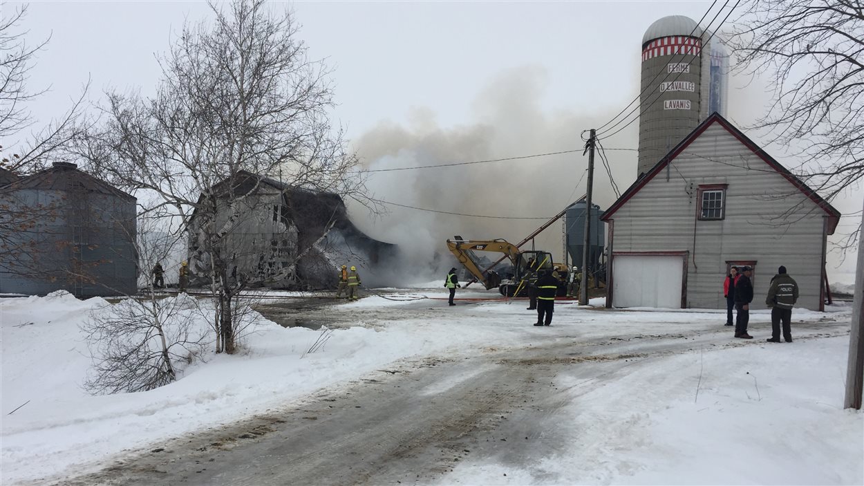 Un incendie s'est déclaré lundi dans cette ferme laitière du rang St-Prime à St-Guillaume dans le Centre-du-Québec Un incendie s'est déclaré lundi dans cette ferme laitière du rang St-Prime à St-Guillaume dans le Centre-du-Québec