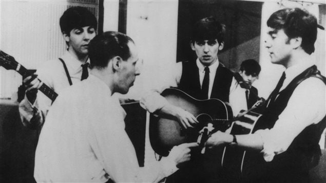 George Martin en studio avec les Beatles en 1963 George Martin en studio avec les Beatles en 1963