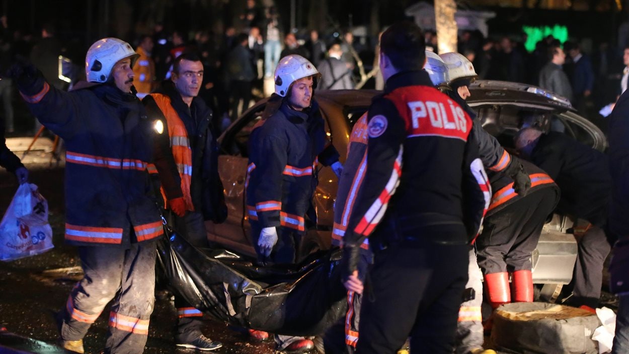 Une explosion a secoué dimanche le centre d'Ankara, la capitale de la Turquie. Une explosion a secoué dimanche le centre d'Ankara, la capitale de la Turquie.