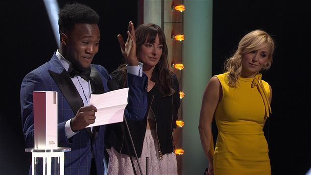Irdens Exantus, recevant son prix des mains de Pascale Bussières et Mariloup Wolfe Irdens Exantus, recevant son prix des mains de Pascale Bussières et Mariloup Wolfe