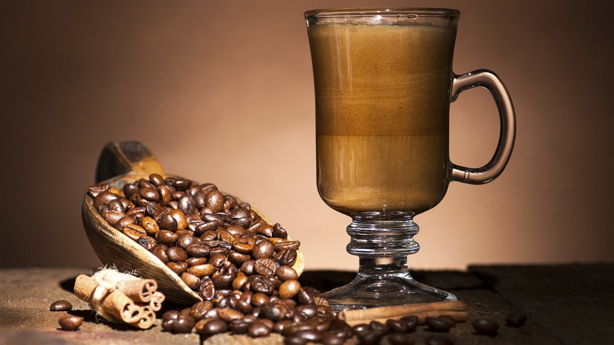 Une tasse et des grains de café Une tasse et des grains de café