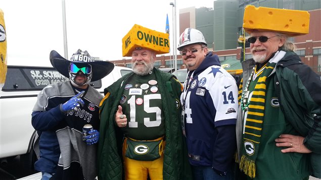 Rassemblement à Green Bay, au Wisconsin, avant un match des Packers. Les fans des Packers sont baptisés « cheese heads » et portent fièrement le fromage sur la tête. Rassemblement à Green Bay, au Wisconsin, avant un match des Packers. Les fans des Packers sont baptisés « cheese heads » et portent fièrement le fromage sur la tête.