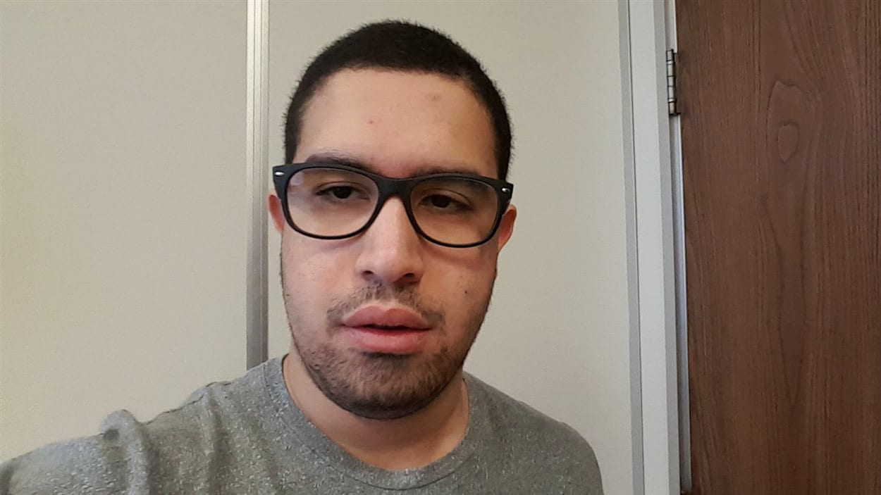 Nadir Henni veut savoir comment les partis politiques aideront les étudiants à trouver un emploi après leurs études. Nadir Henni veut savoir comment les partis politiques aideront les étudiants à trouver un emploi après leurs études.