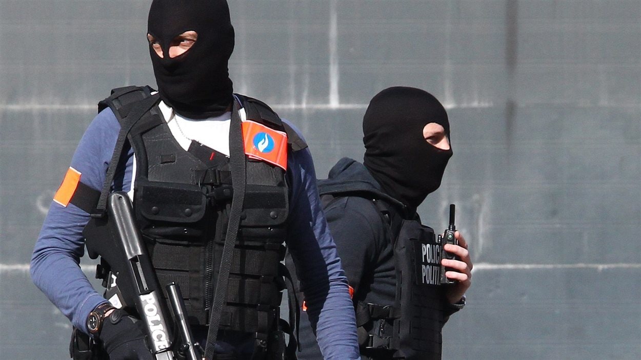 Des policiers aux aguets à Bruxelles Des policiers aux aguets à Bruxelles