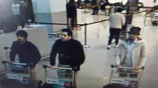 Les médias belges commencent à diffuser des images de trois suspects captées par la vidéosurveillance. Les médias belges commencent à diffuser des images de trois suspects captées par la vidéosurveillance.