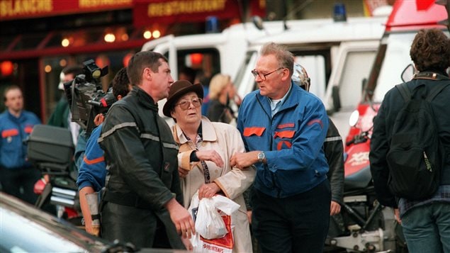 Des pompiers français aident une femme légèrement blessée à la suite de l'explosion d'une bombe le 6 octobre 1995 dans le sud de Paris près de la station de métro Maison Blanche. Des pompiers français aident une femme légèrement blessée à la suite de l'explosion d'une bombe le 6 octobre 1995 dans le sud de Paris près de la station de métro Maison Blanche.