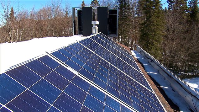 Panneaux solaires sur le toit de la résidence de Paul Dionne Panneaux solaires sur le toit de la résidence de Paul Dionne
