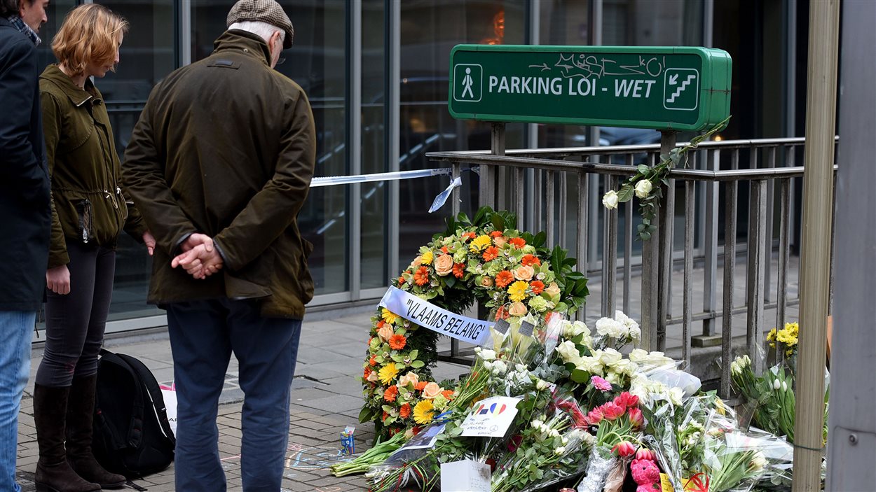 Des passants laissent des couronnes de fleurs près de la station de métro Maalbeek à Bruxelles, le 23 mars 2016. PATRIK STOLLARZ/AFP/Getty Images Des passants laissent des couronnes de fleurs près de la station de métro Maalbeek à Bruxelles, le 23 mars 2016. PATRIK STOLLARZ/AFP/Getty Images