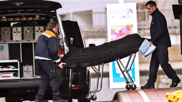 Des ambulanciers transportent le corps d’une victime de l’attentat dans la station de métro Maelbeek, à Bruxelles, le 23 mars 2016. Des ambulanciers transportent le corps d’une victime de l’attentat dans la station de métro Maelbeek, à Bruxelles, le 23 mars 2016.