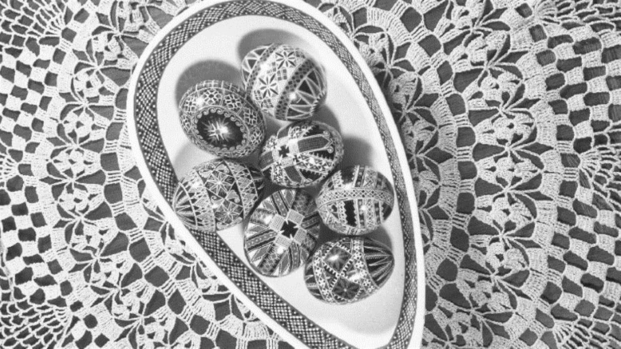 Oeufs de Pâques chez Mme Lozorovich, le 18 mars 1963. Archives du Fonds Champlain Marcil. Oeufs de Pâques chez Mme Lozorovich, le 18 mars 1963. Archives du Fonds Champlain Marcil.