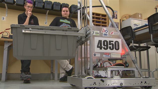Gabriel Côté et Simon-Pierre Boudreault, deux élèves du programme de robotique de l'École secondaire de La Courvilloise, devant le robot qu'ils ont conçu. Gabriel Côté et Simon-Pierre Boudreault, deux élèves du programme de robotique de l'École secondaire de La Courvilloise, devant le robot qu'ils ont conçu.