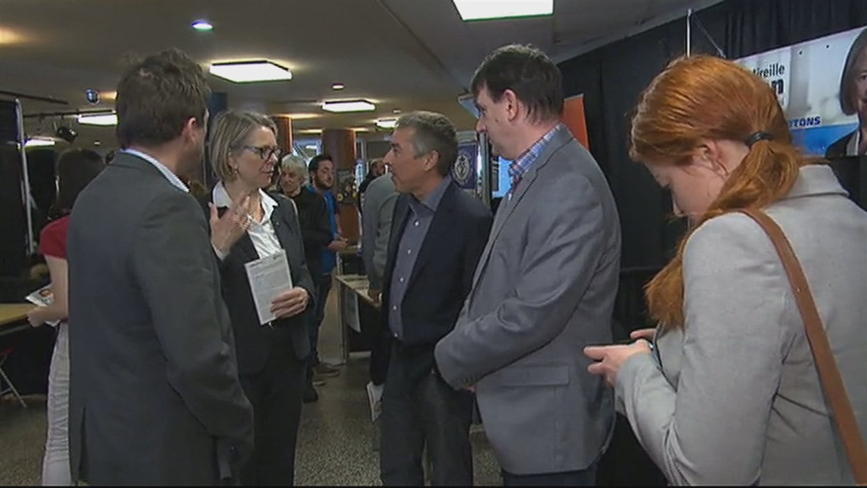 La candidate péquiste Mireille Jean rencontre les étudiants au Cégep de Chicoutimi La candidate péquiste Mireille Jean rencontre les étudiants au Cégep de Chicoutimi