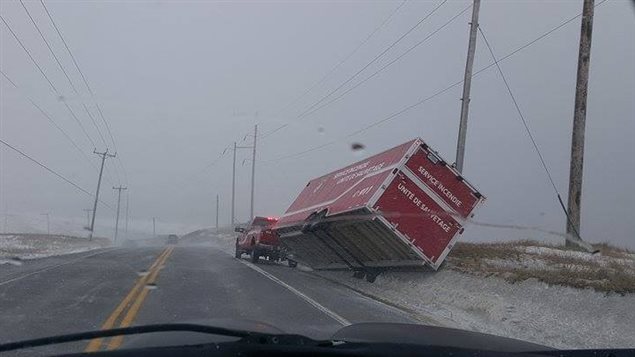 Les forts vents aux Îles-de-la-Madeleine ont causé un accident de la route, selon une photo prise le 29 mars 2016 par une résidente de la région, Diane Hébert. Les forts vents aux Îles-de-la-Madeleine ont causé un accident de la route, selon une photo prise le 29 mars 2016 par une résidente de la région, Diane Hébert.