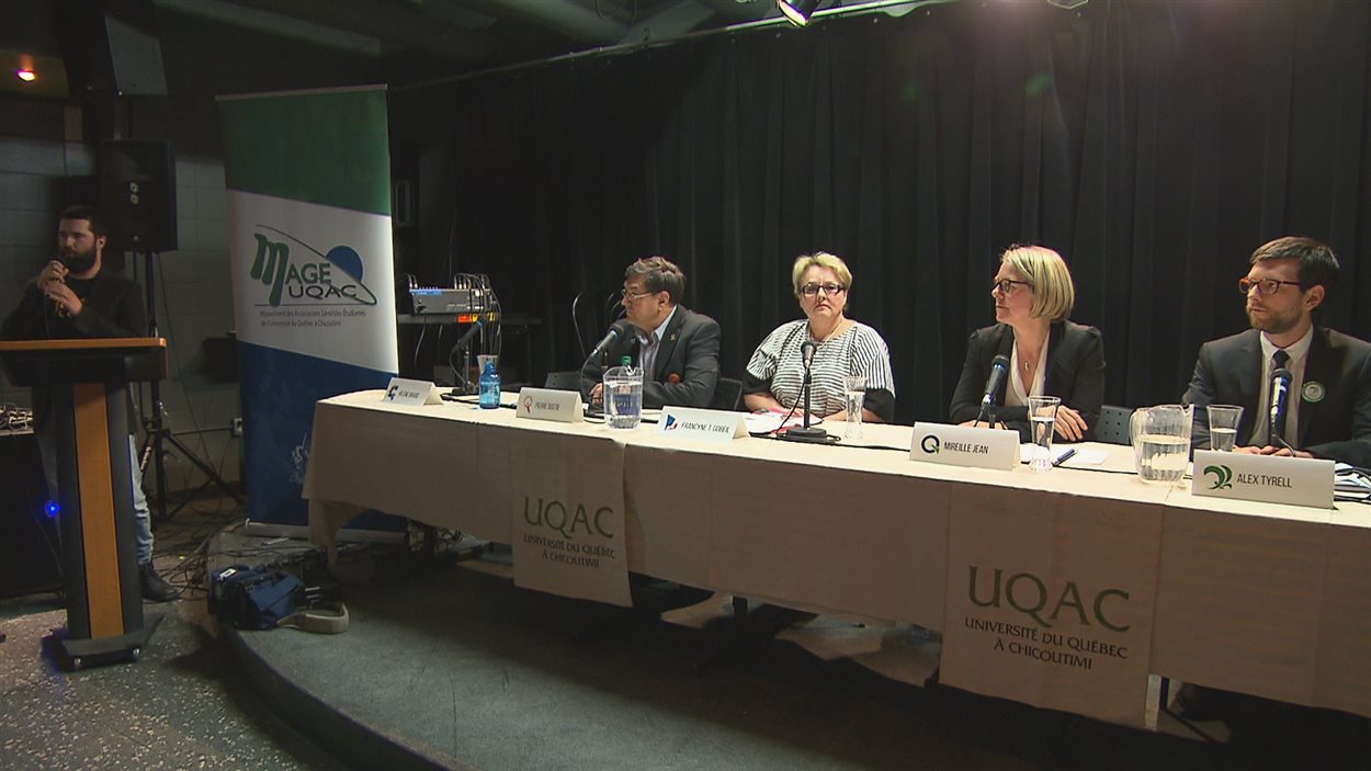 Pierre Dostie, Francyne T. Gobeil, Mireille Jean et Alex Tyrrell ont participé au débat organisé par MAGE-UQAC Pierre Dostie, Francyne T. Gobeil, Mireille Jean et Alex Tyrrell ont participé au débat organisé par MAGE-UQAC