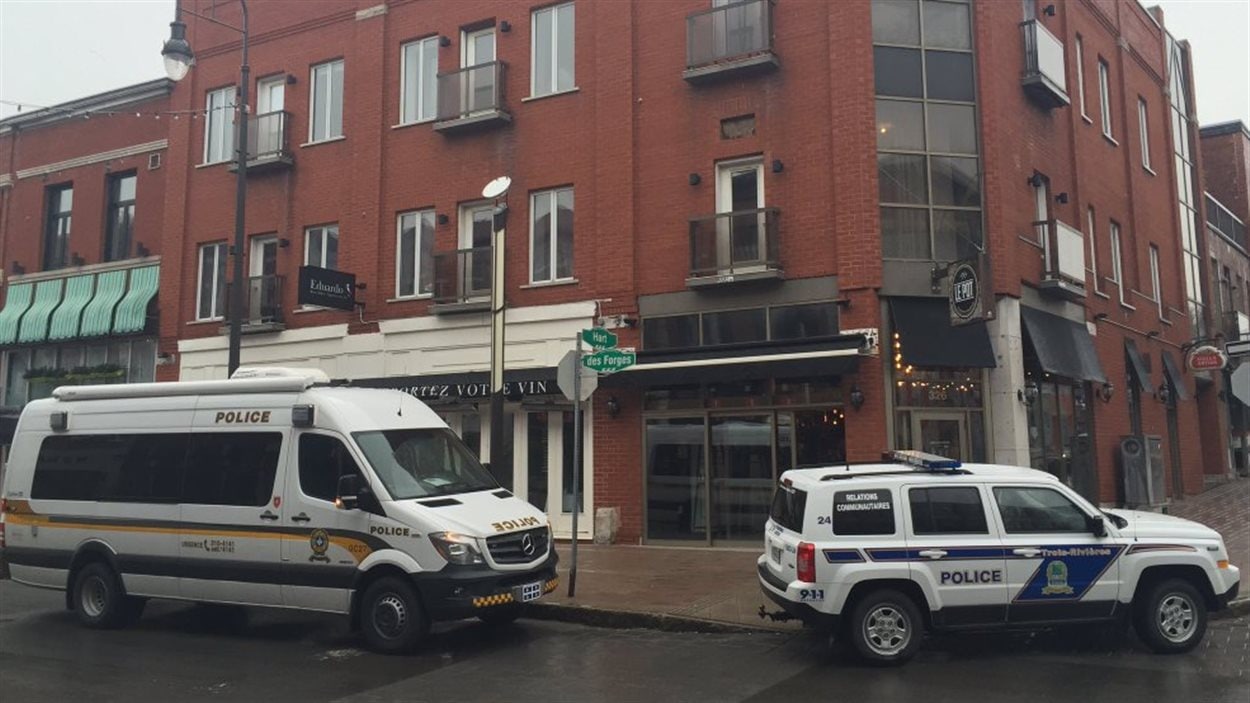 Les policiers sont en train de mener une perquisition au bistrot Le Pot Papilles et Cocktails au centre-ville de Trois-Rivières Les policiers sont en train de mener une perquisition au bistrot Le Pot Papilles et Cocktails au centre-ville de Trois-Rivières