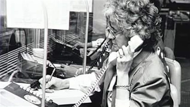 Une téléphoniste prend les commandes des clients. Une téléphoniste prend les commandes des clients.