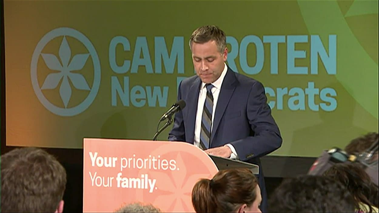 Cam Broten lors de son discours. Cam Broten lors de son discours.