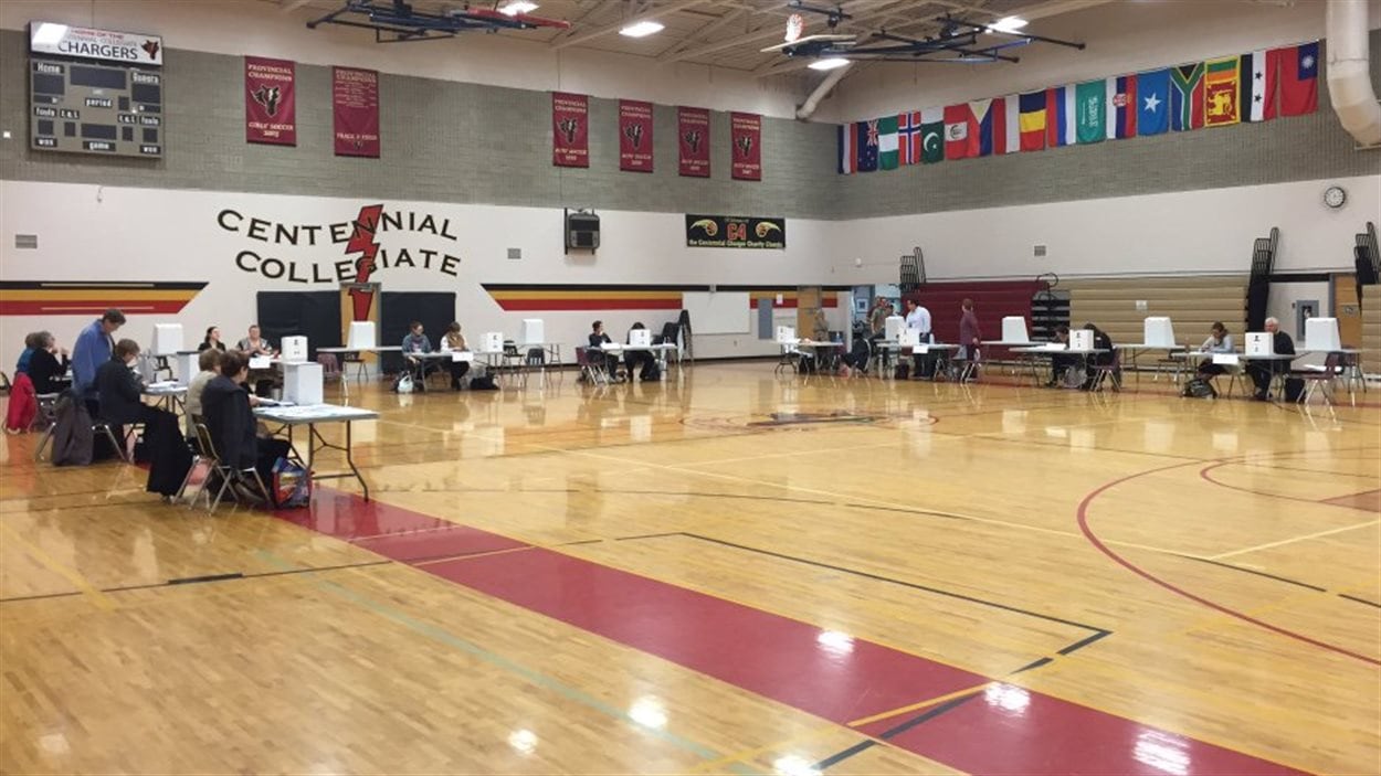 Un bureau de vote en Saskatchewan. Un bureau de vote en Saskatchewan.