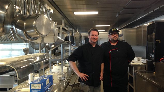 Le chef Carl Parisé et son aide-cuisinier Michel Lapierre dans les cuisines du Bella Desgagnés Le chef Carl Parisé et son aide-cuisinier Michel Lapierre dans les cuisines du Bella Desgagnés