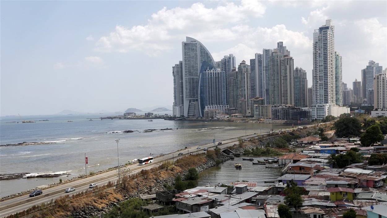 La capitale de Panama et son bidonville en premier plan. La capitale de Panama et son bidonville en premier plan.