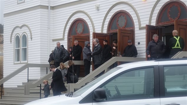 Sortie de l'église à Bassin, sur l'île de Havre-Aubert. Trois des dépouilles seront enterrées au cimetière du village. Sortie de l'église à Bassin, sur l'île de Havre-Aubert. Trois des dépouilles seront enterrées au cimetière du village.