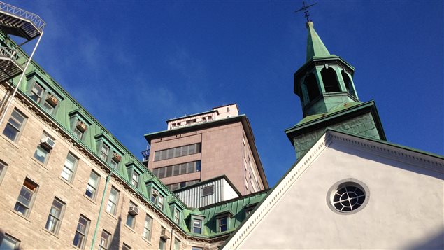 Au premier plan, l'église du Monastère des augustines et derrière, l'hôpital de l'Hôtel-Dieu de Québec Au premier plan, l'église du Monastère des augustines et derrière, l'hôpital de l'Hôtel-Dieu de Québec