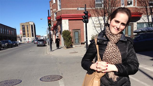 Abby Stein devant la synagogue Vishnitz. Abby Stein devant la synagogue Vishnitz.