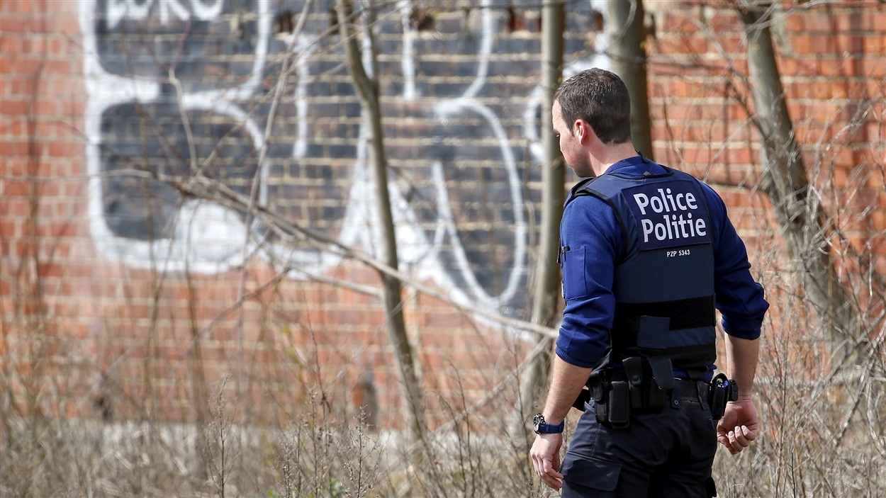 La police belge poursuit perquisitions et arrestations relativement aux attentats de Bruxelles. La police belge poursuit perquisitions et arrestations relativement aux attentats de Bruxelles.