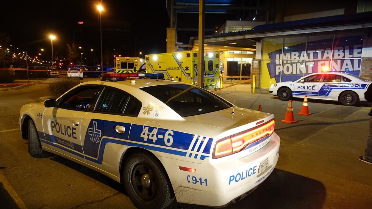 Les policiers du SPVM ont installé un large périmètre de sécurité autour du supermarché où a eu lieu l'agression. Les policiers du SPVM ont installé un large périmètre de sécurité autour du supermarché où a eu lieu l'agression.