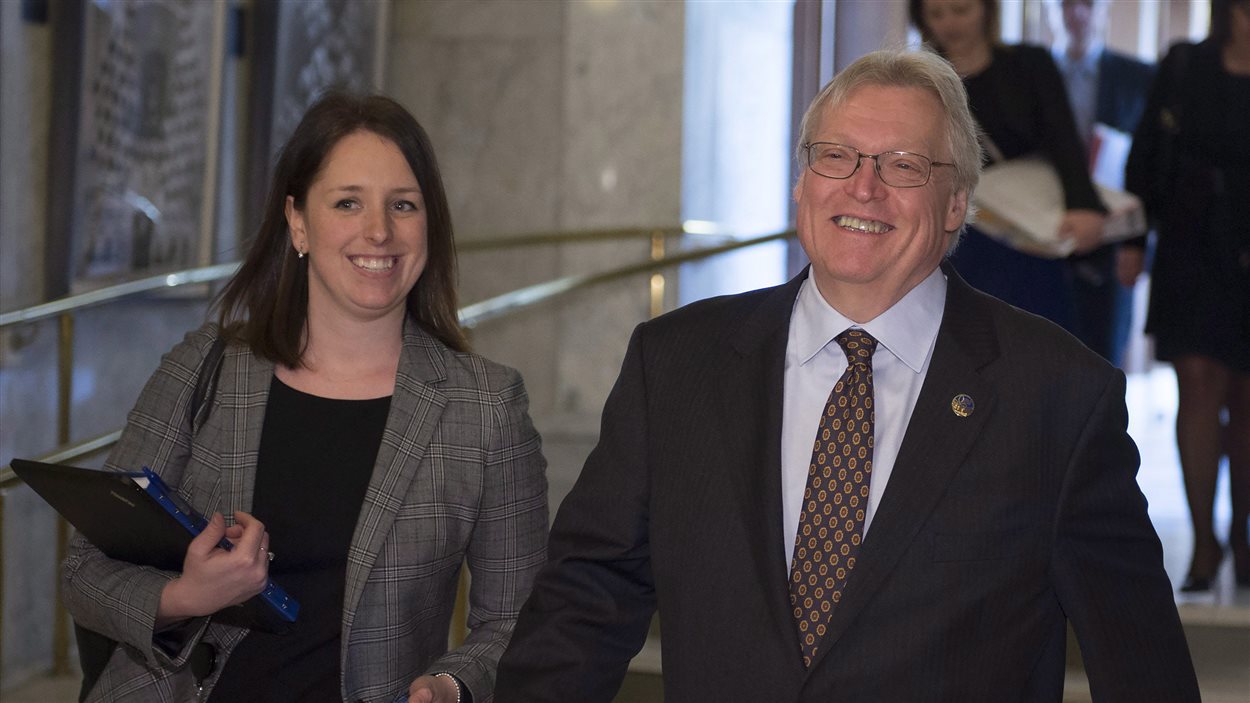 Le ministre Gaétan Barrette, accompagné de son attachée de presse, Julie White Le ministre Gaétan Barrette, accompagné de son attachée de presse, Julie White