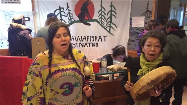 Des militants pour les droits autochtones manifestent leur solidarité avec les résidents d’Attawapiskat au bureau du ministère des Affaires autochtones et du Nord Canada, à Toronto, le 13 avril 2016. Des militants pour les droits autochtones manifestent leur solidarité avec les résidents d’Attawapiskat au bureau du ministère des Affaires autochtones et du Nord Canada, à Toronto, le 13 avril 2016.