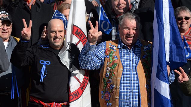 Des Métis avant le jugement de la Cour suprême, le 14 avril. Des Métis avant le jugement de la Cour suprême, le 14 avril.