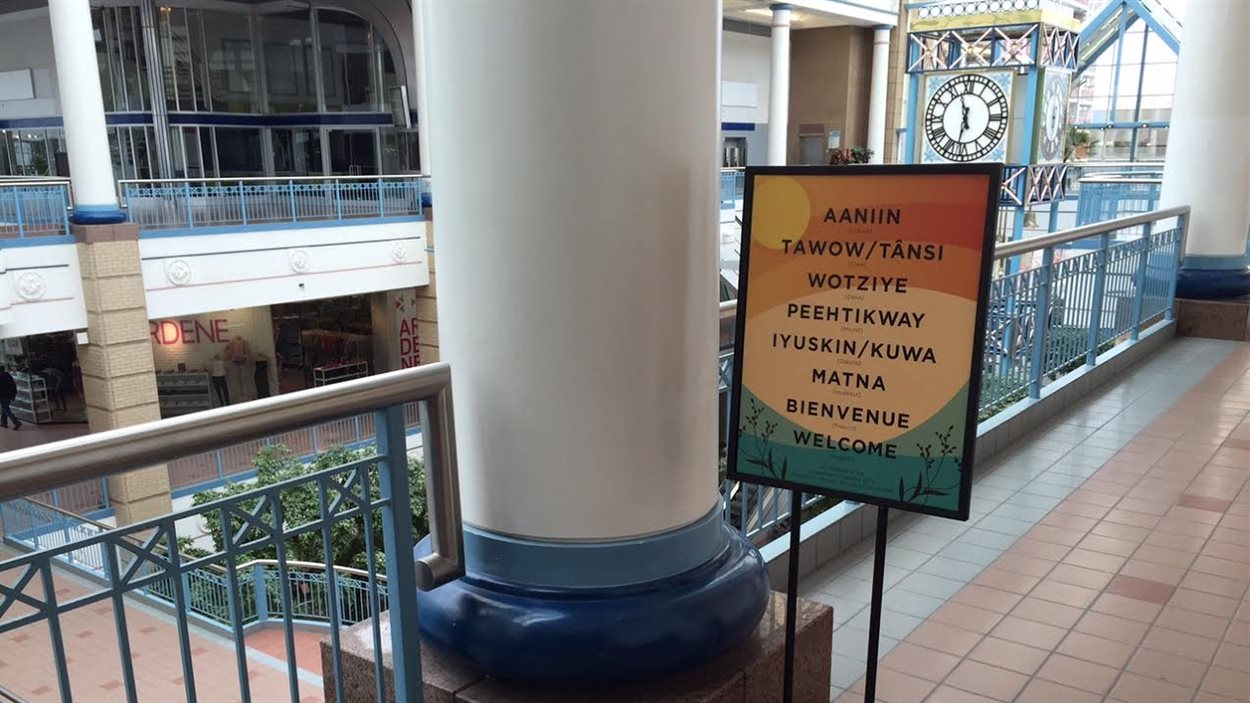 Le centre commercial Place Portage souhaite désormais la bienvenue à ses clients en Cri, Ojibwe, Dene, Mitchif, Dakota et Inuktitut ainsi qu'en français et en anglais. Le centre commercial Place Portage souhaite désormais la bienvenue à ses clients en Cri, Ojibwe, Dene, Mitchif, Dakota et Inuktitut ainsi qu'en français et en anglais.