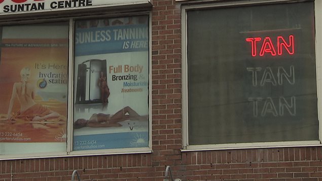 Des courriels de 2007 à 2010 révèlent aussi que des adjointes s'occupaient du salon de bronzage. Des courriels de 2007 à 2010 révèlent aussi que des adjointes s'occupaient du salon de bronzage.