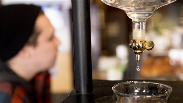 Le système d'infusion à froid prend près de 8 heures pour produire moins d'un litre de café. Le système d'infusion à froid prend près de 8 heures pour produire moins d'un litre de café.