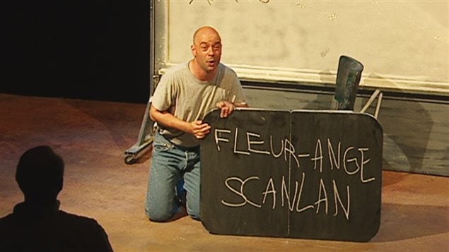 Le comédien Alain Doom dans la pièce <em>Du pépin à la fissure</em> de Patrice Desbiens, au Théâtre de la licorne en 2003