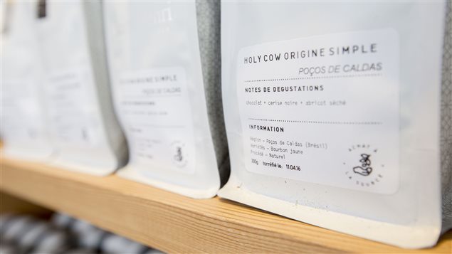 La provenance, la variété et la date de torréfaction sont inscrites sur les sachets de café en vente. La provenance, la variété et la date de torréfaction sont inscrites sur les sachets de café en vente.