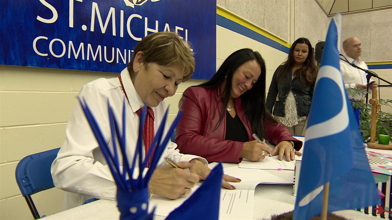 Signature de l’Alliance de l’éducation Métis à Saskatoon. Signature de l’Alliance de l’éducation Métis à Saskatoon.