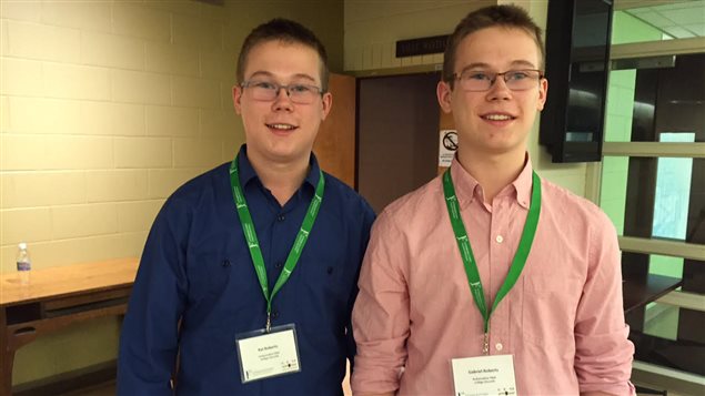 Gabriel Roberts (à la droite) et son frère Kai, tous les deux étudiants en immersion, participent au Forum local du Français pour l'avenir qui a lieu le 19 avril à Winnipeg. Gabriel Roberts (à la droite) et son frère Kai, tous les deux étudiants en immersion, participent au Forum local du Français pour l'avenir qui a lieu le 19 avril à Winnipeg.