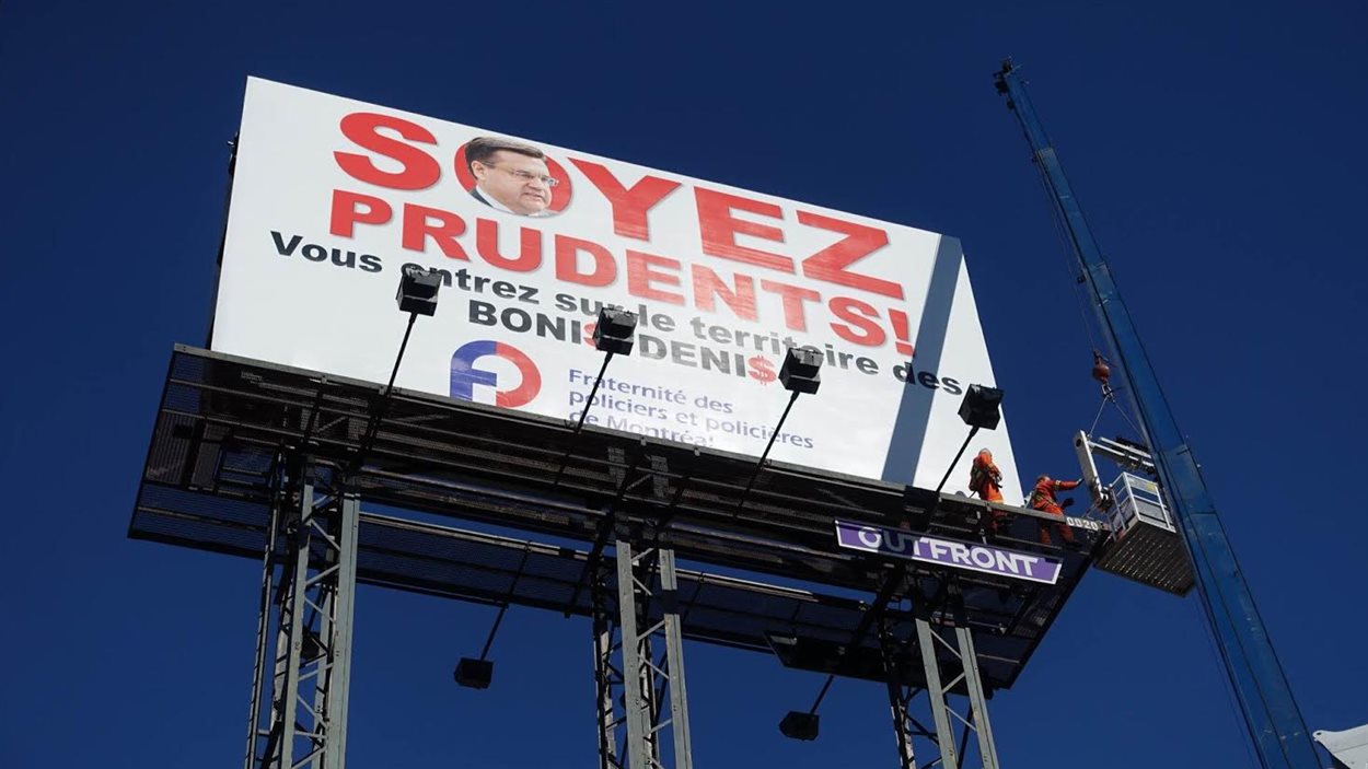 Le syndicat des policiers de Montréal lance une campagne satirique de sécurité routière qui met en garde les automobilistes contre les quotas de contraventions imposés à ses membres. Une pratique qu'elle désigne sous l’appellation « Boni$ Deni$ ». Le syndicat des policiers de Montréal lance une campagne satirique de sécurité routière qui met en garde les automobilistes contre les quotas de contraventions imposés à ses membres. Une pratique qu'elle désigne sous l’appellation « Boni$ Deni$ ».