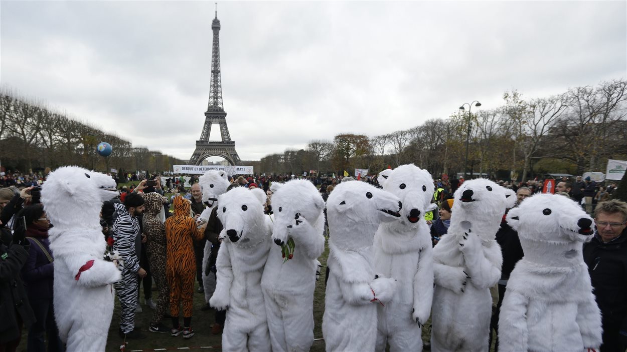 Des environnementalistes se sont rassemblés à Paris alors que les organisateurs du sommet sur le climat présentaient leur projet d'accord final en décembre 2015. Des environnementalistes se sont rassemblés à Paris alors que les organisateurs du sommet sur le climat présentaient leur projet d'accord final en décembre 2015.