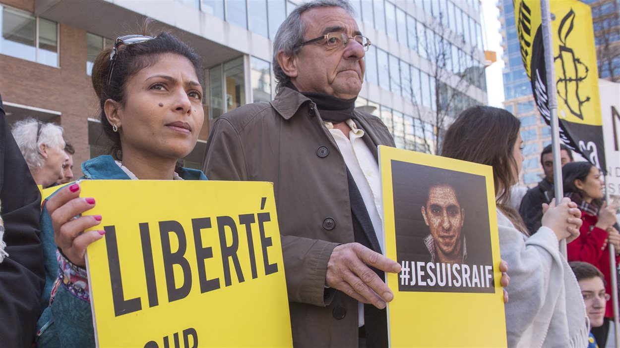 Ensaf Haidar et Jean Lacharité, dans un rassemblement pour la libération de Raïf Badawi Ensaf Haidar et Jean Lacharité, dans un rassemblement pour la libération de Raïf Badawi