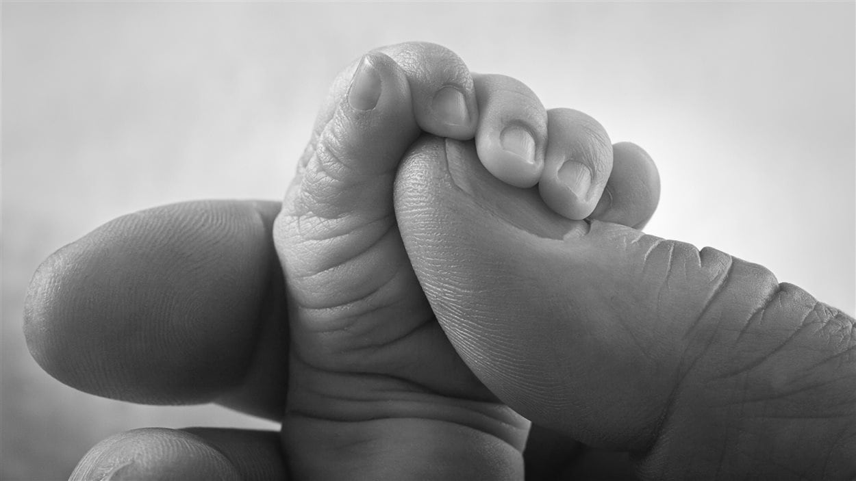 Petit bébé nouveau-né Main tenant grand adulte homme doigts Petit bébé nouveau-né Main tenant grand adulte homme doigts